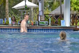 POOL BAR